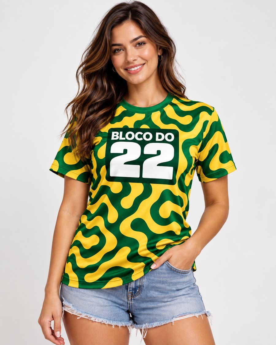 Mulher vestindo a camisa